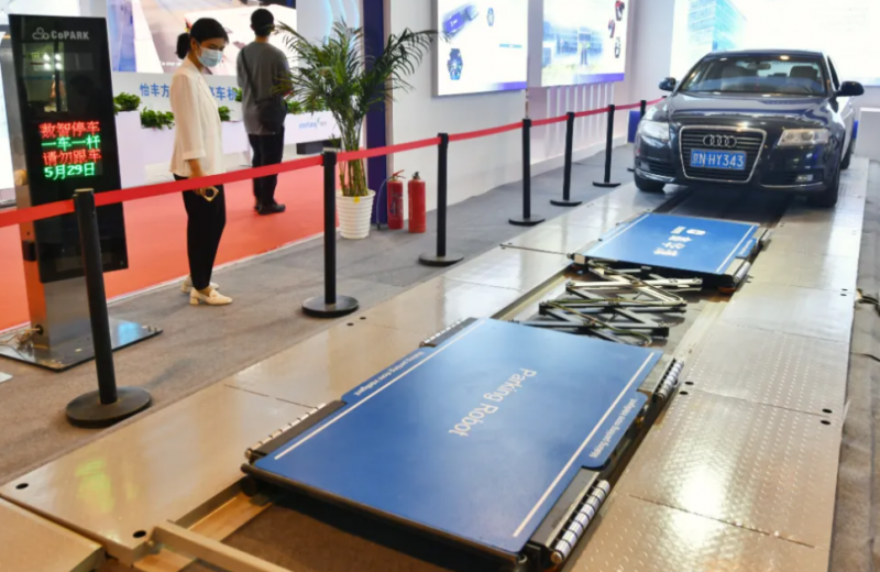 大臂力机器人、立体车位能充电……一批停车新设备在京亮相