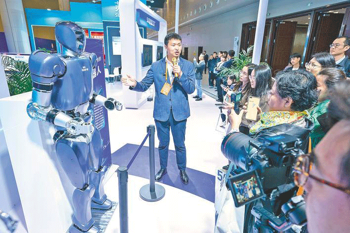 武汉团队打造出全球首个重载直膝人形机器人“大壮”